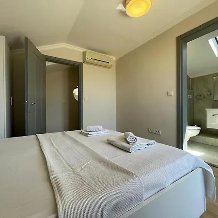 Ela Goecek'te Oezel Havuzlu Luex Villa Fethiye